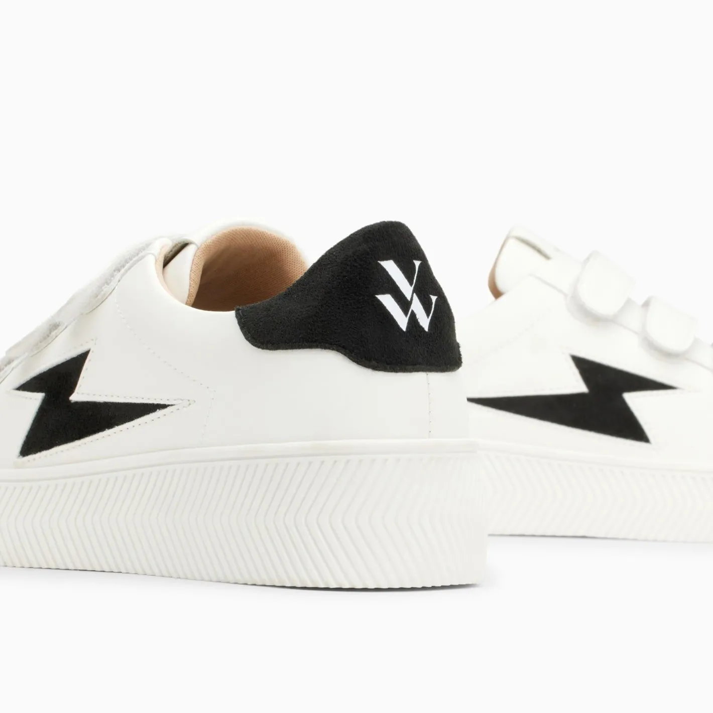 Vanessa Wu Baskets Eclair Camelia Blanc Et Noir A Scratchs Outlet
