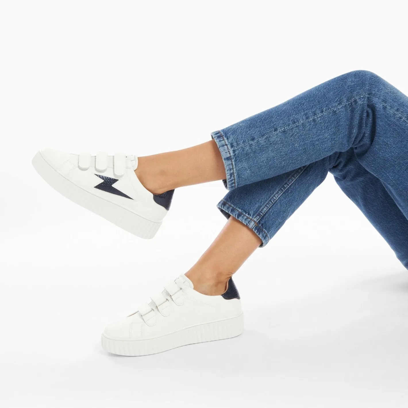 Vanessa Wu Baskets Eclair Eva Blanc Et Bleu Marine Serpent A Scratchs Sale
