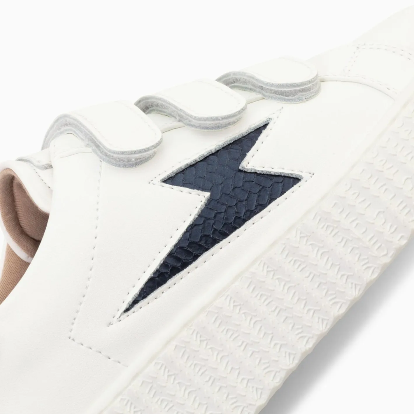 Vanessa Wu Baskets Eclair Eva Blanc Et Bleu Marine Serpent A Scratchs Sale