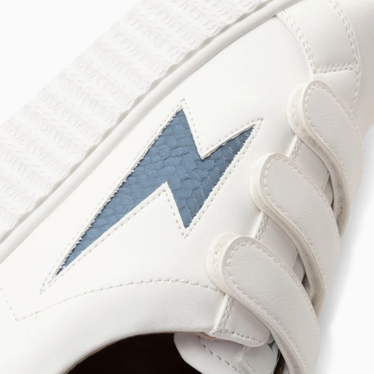 Vanessa Wu Baskets Eclair Eva Blanc Et Bleu Petrole Serpent A Scratchs