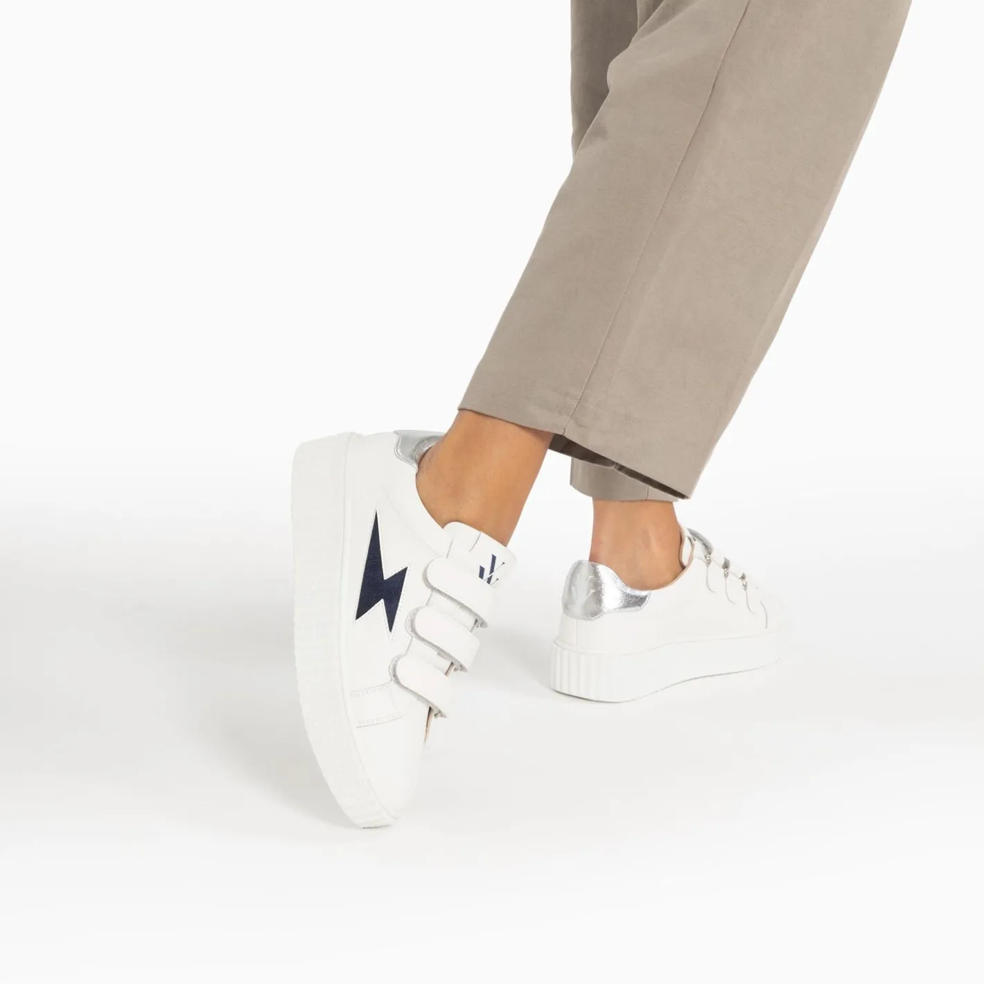 Vanessa Wu Baskets Eclair Kim Blanc Et Bleu Marine A Scratchs