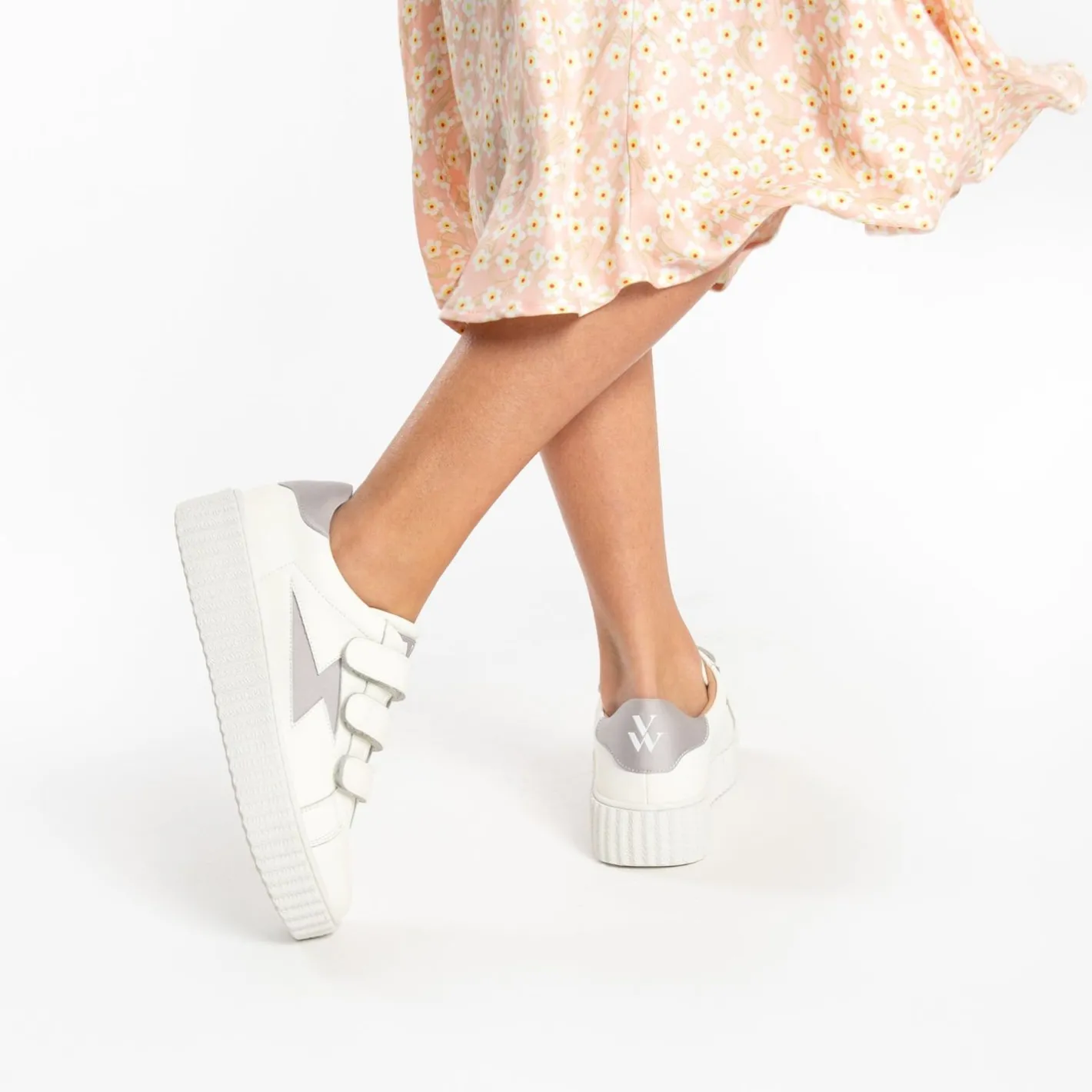 Vanessa Wu Baskets Eclair Larissa Blanches A Details En Satin Taupe Clearance
