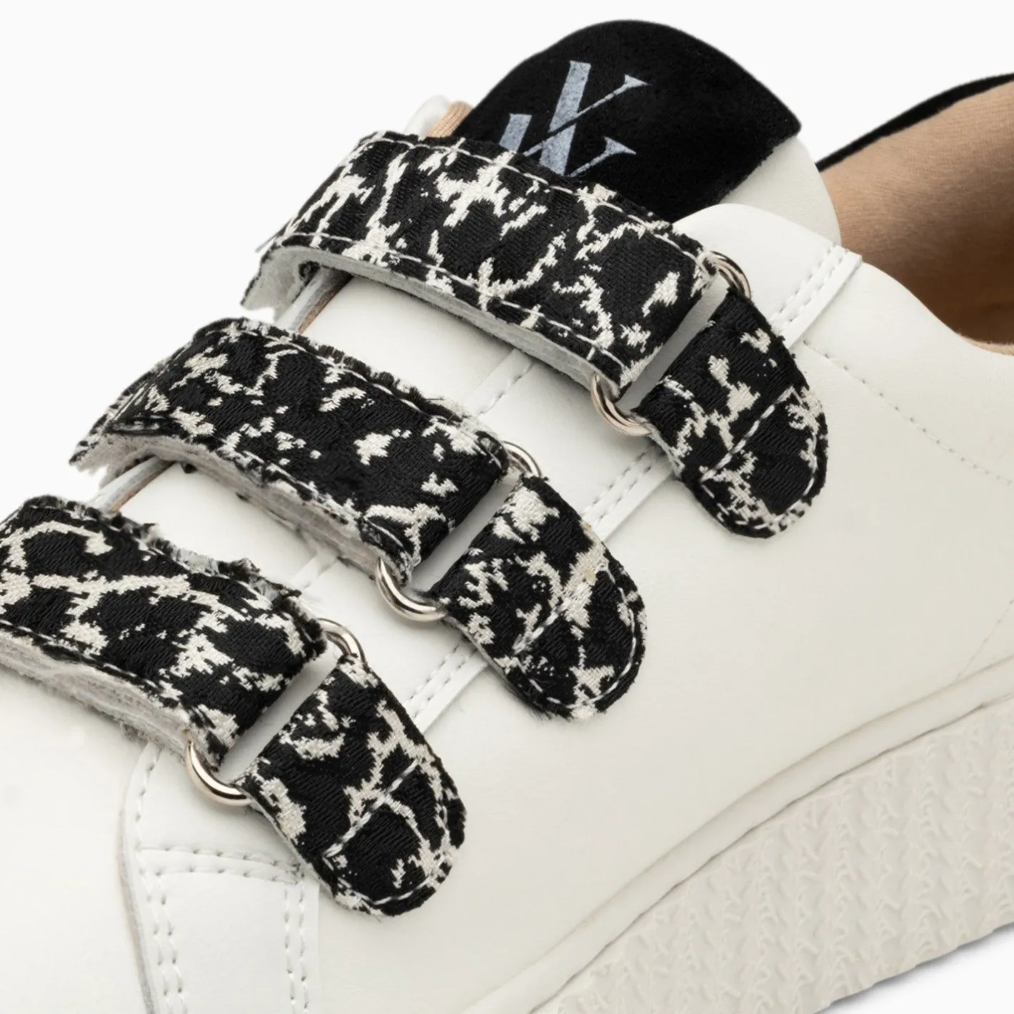 Vanessa Wu Baskets Eclair Lyanna Blanc Et Argent A Scratchs Leopard Noirs Best