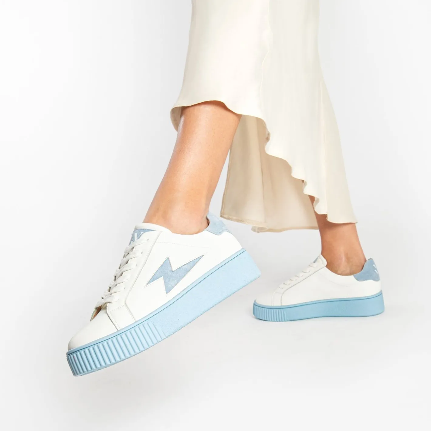 Vanessa Wu Baskets Eclair Melany Blanches A Semelle Bleue