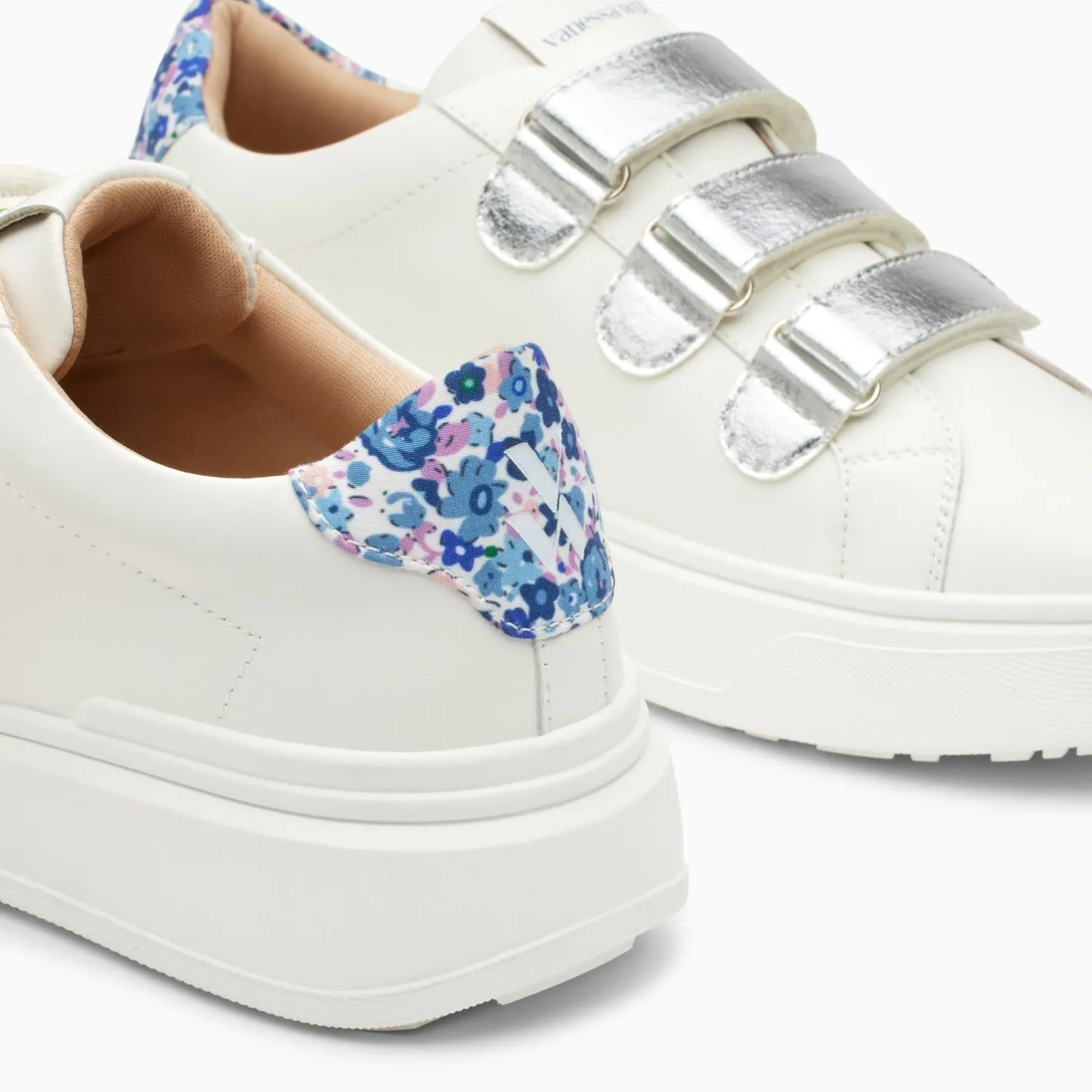 Vanessa Wu Baskets Eclair Salome Blanc Et Bleu A Scratchs Argent Sale