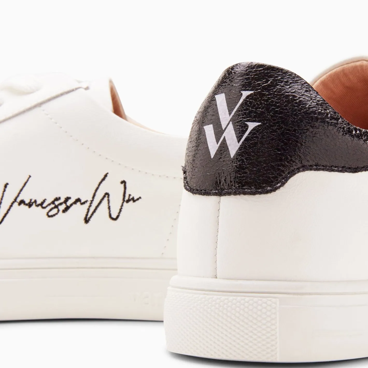 Vanessa Wu Baskets Isabella Blanc Et Noir A Lacets