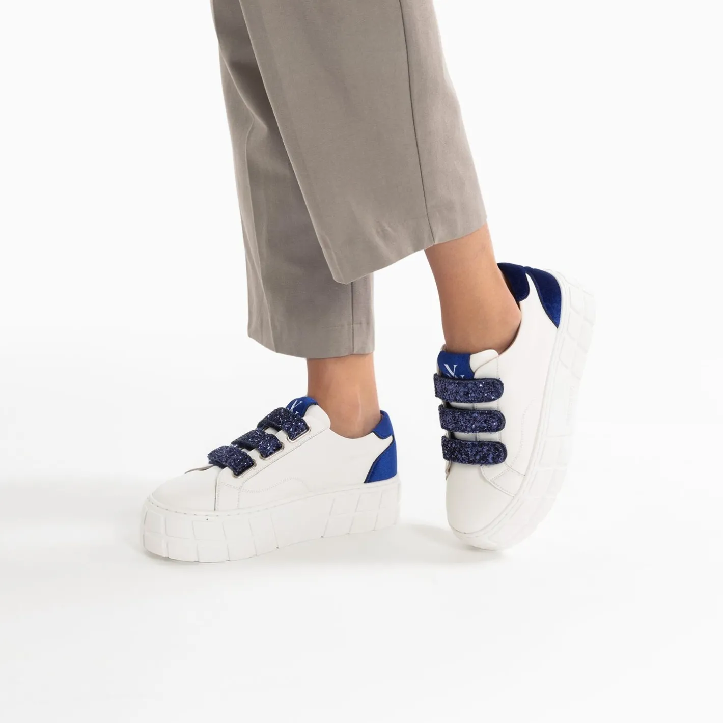Vanessa Wu Baskets Monica Blanc Et Bleu Marine A Scratchs Glitter Et Plateforme Online