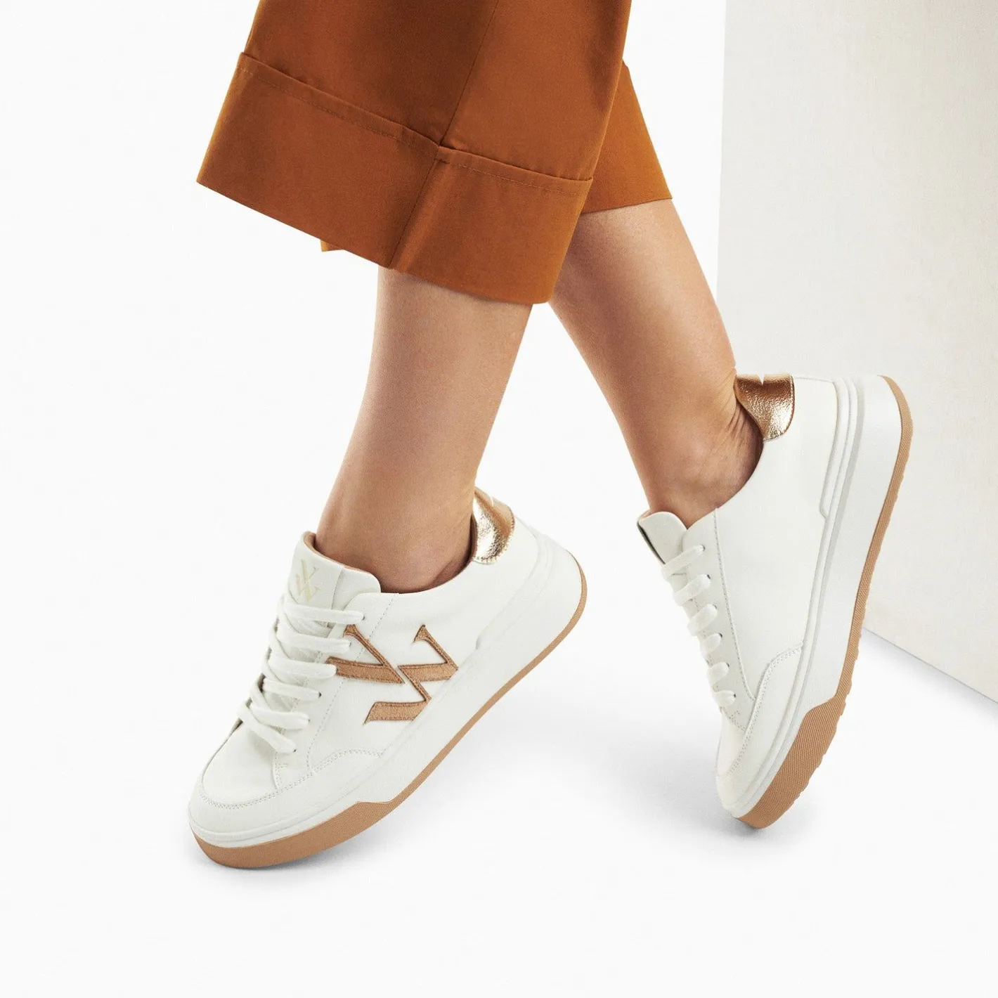Vanessa Wu Baskets Monogramme Candice Blanc Et Beige Outlet