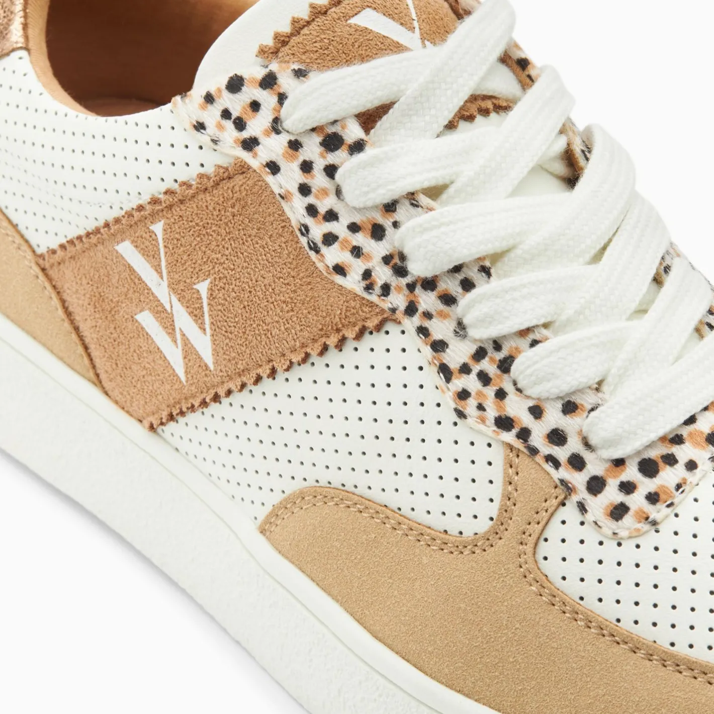 Vanessa Wu Baskets Monogramme Flavie Perforees Blanc Et Beige A Lacets Hot