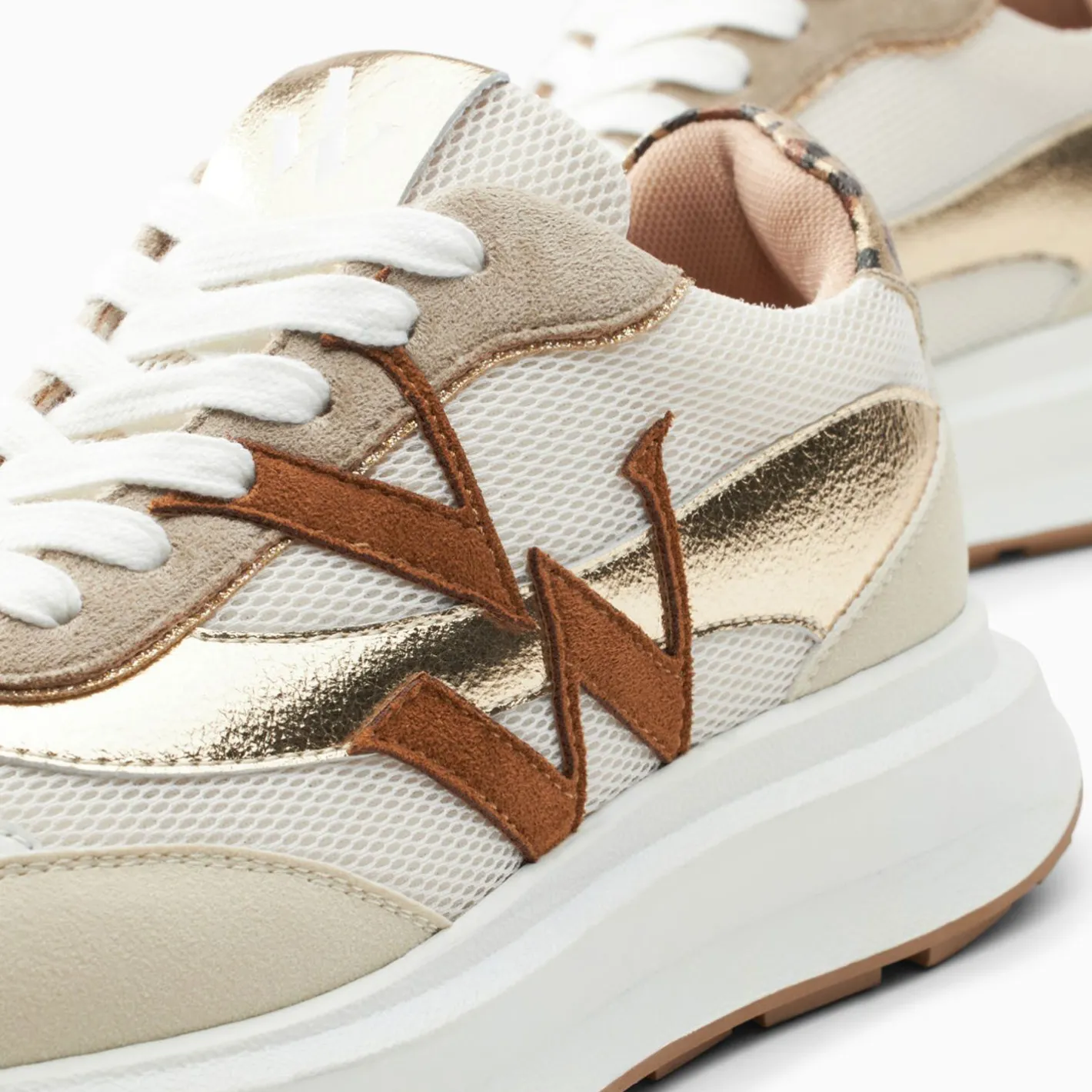 Vanessa Wu Baskets Monogramme Ines Camel Et Or A Semelle Oversize Online