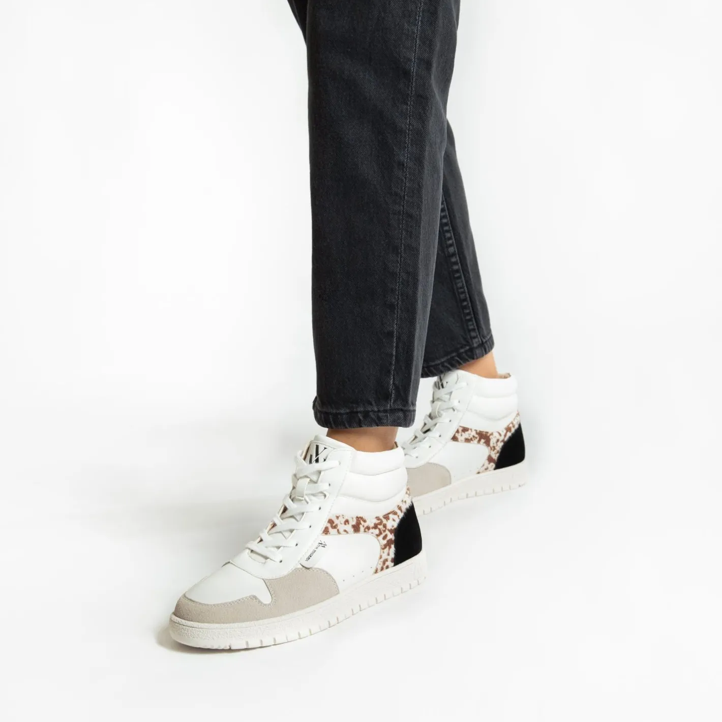 Vanessa Wu Baskets Montantes Kassidy Blanches A Detail Vache Clearance