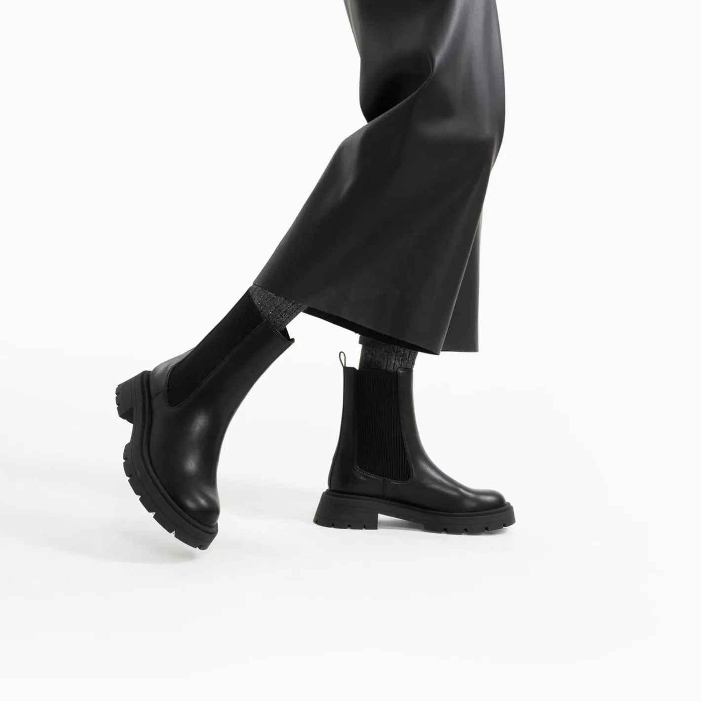 Vanessa Wu Bottines Chelsea Phoebe Noires A Semelle Oversize