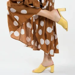 Vanessa Wu Mules A Talon Melaurie Jaunes Effet Tresse