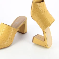 Vanessa Wu Mules A Talon Melaurie Jaunes Effet Tresse