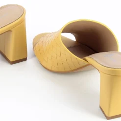 Vanessa Wu Mules A Talon Melaurie Jaunes Effet Tresse