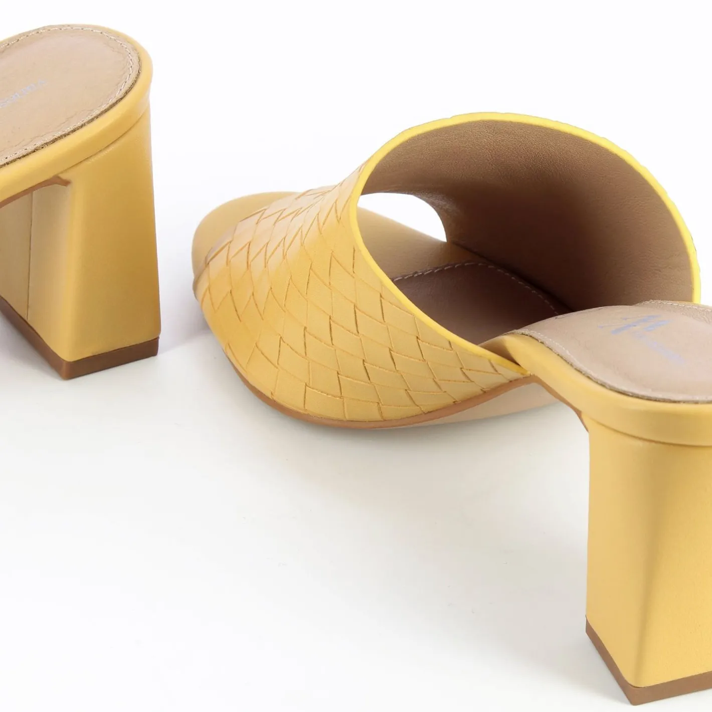 Vanessa Wu Mules A Talon Melaurie Jaunes Effet Tresse