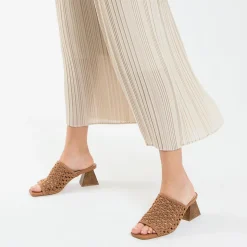 Vanessa Wu Mules A Talon Sandrine Camel Tressees Facon Cannage Outlet