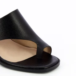 Vanessa Wu Mules Cyrielle Noires Passe-Pouce A Talon Rond Outlet
