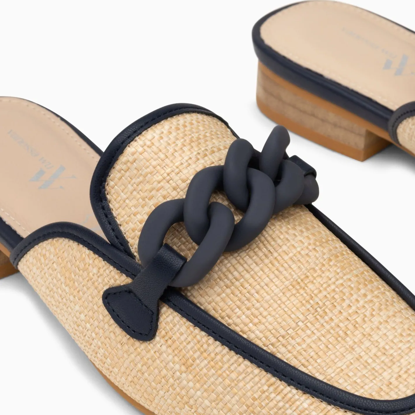 Vanessa Wu Mules Emna Beige Et Bleu Marine A Chaine Mate Sale
