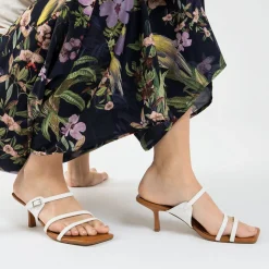 Vanessa Wu Mules Kitten Heel Axelle Blanches Online