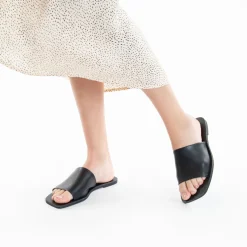 Vanessa Wu Mules Plates Sandra A Large Bride Noire New