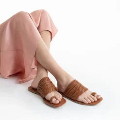Vanessa Wu Mules Thea Camel A Multiples Brides Et Passe-Pouce Clearance