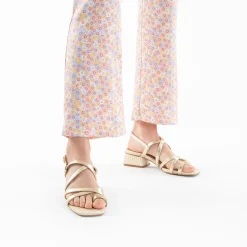 Vanessa Wu Sandales Amira Or A Semelle Effet Raphia Outlet