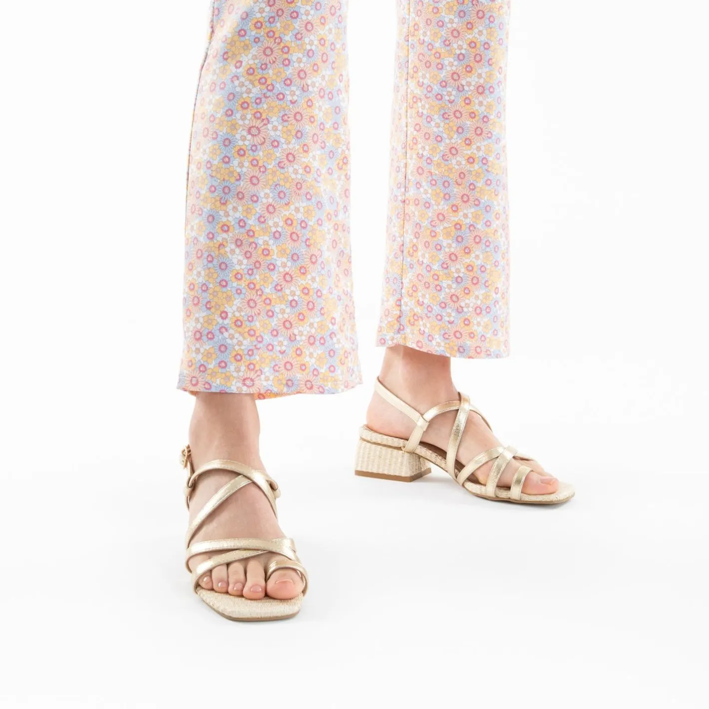 Vanessa Wu Sandales Amira Or A Semelle Effet Raphia Outlet
