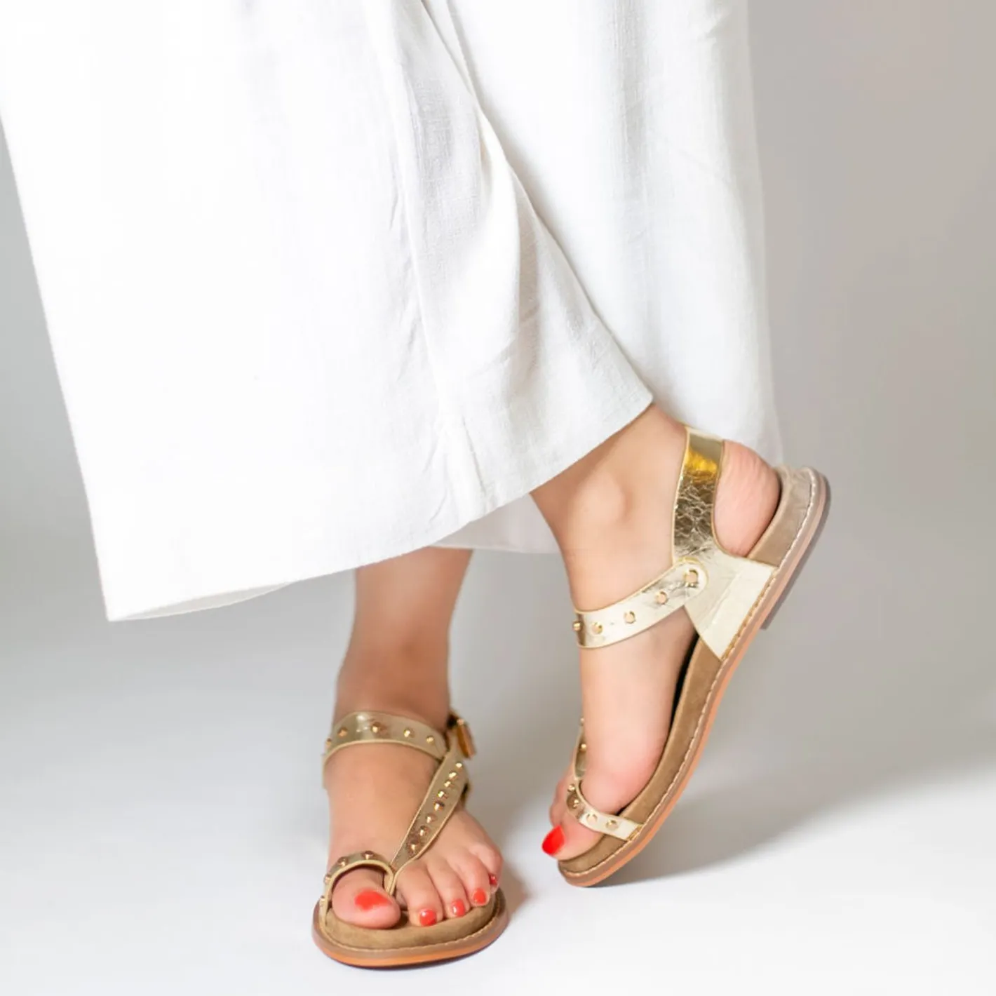 Vanessa Wu Sandales Elliane Or A Clous Et Passe-Pouce Outlet