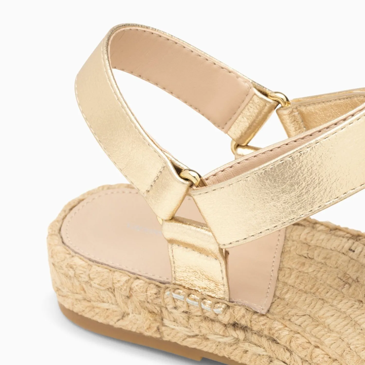 Vanessa Wu Sandales Harlyne Or A Scratchs Et Semelle Espadrille Outlet
