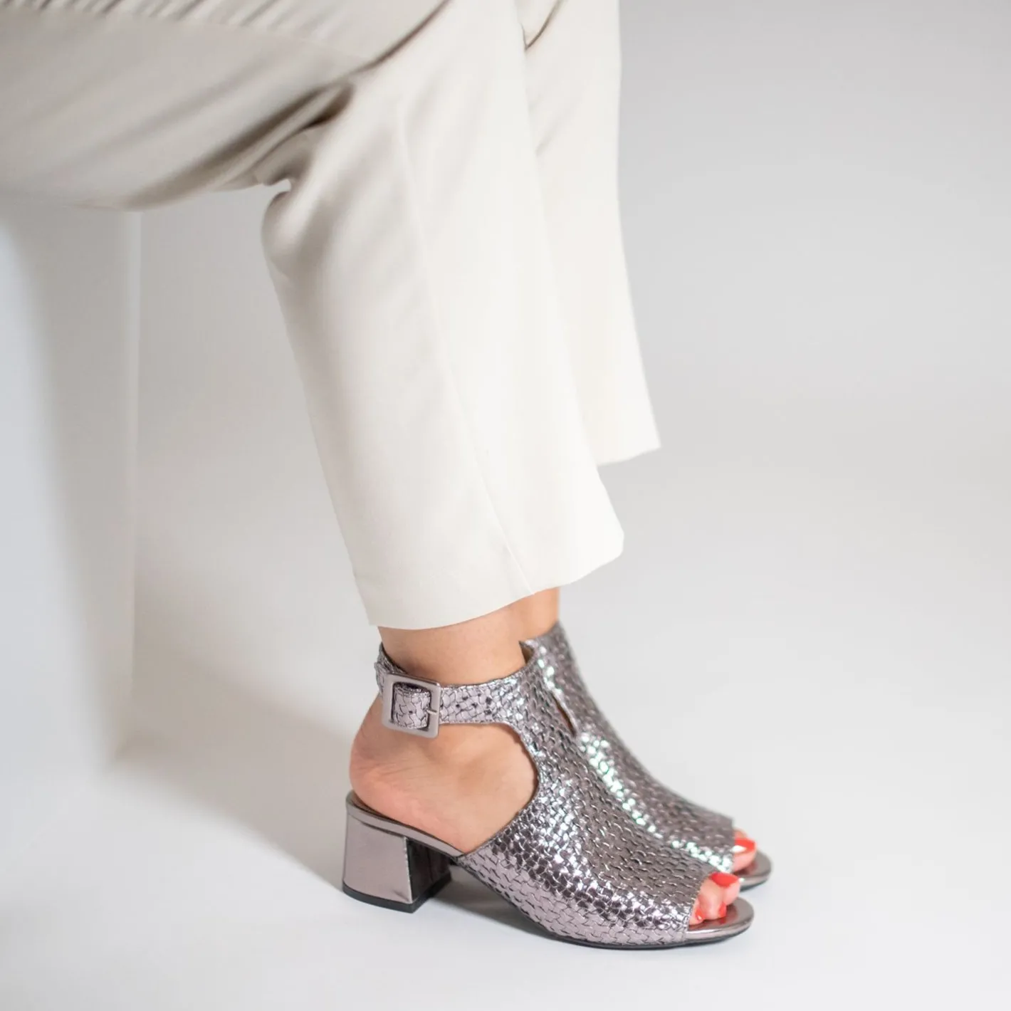 Vanessa Wu Sandales Manuella Anthracite Tressees Peep-Toe Online