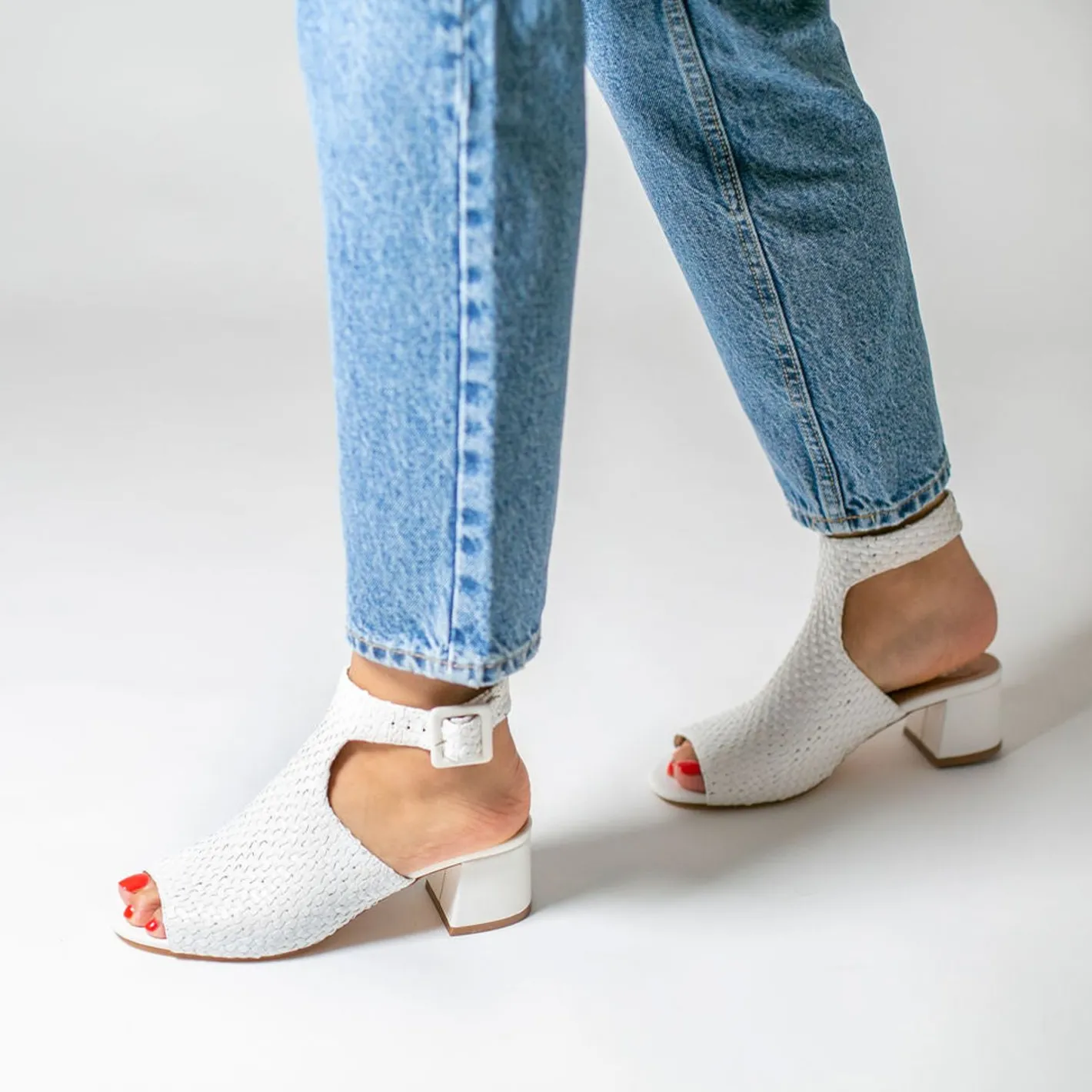 Vanessa Wu Sandales Manuella Blanches Tressees Peep-Toe Sale