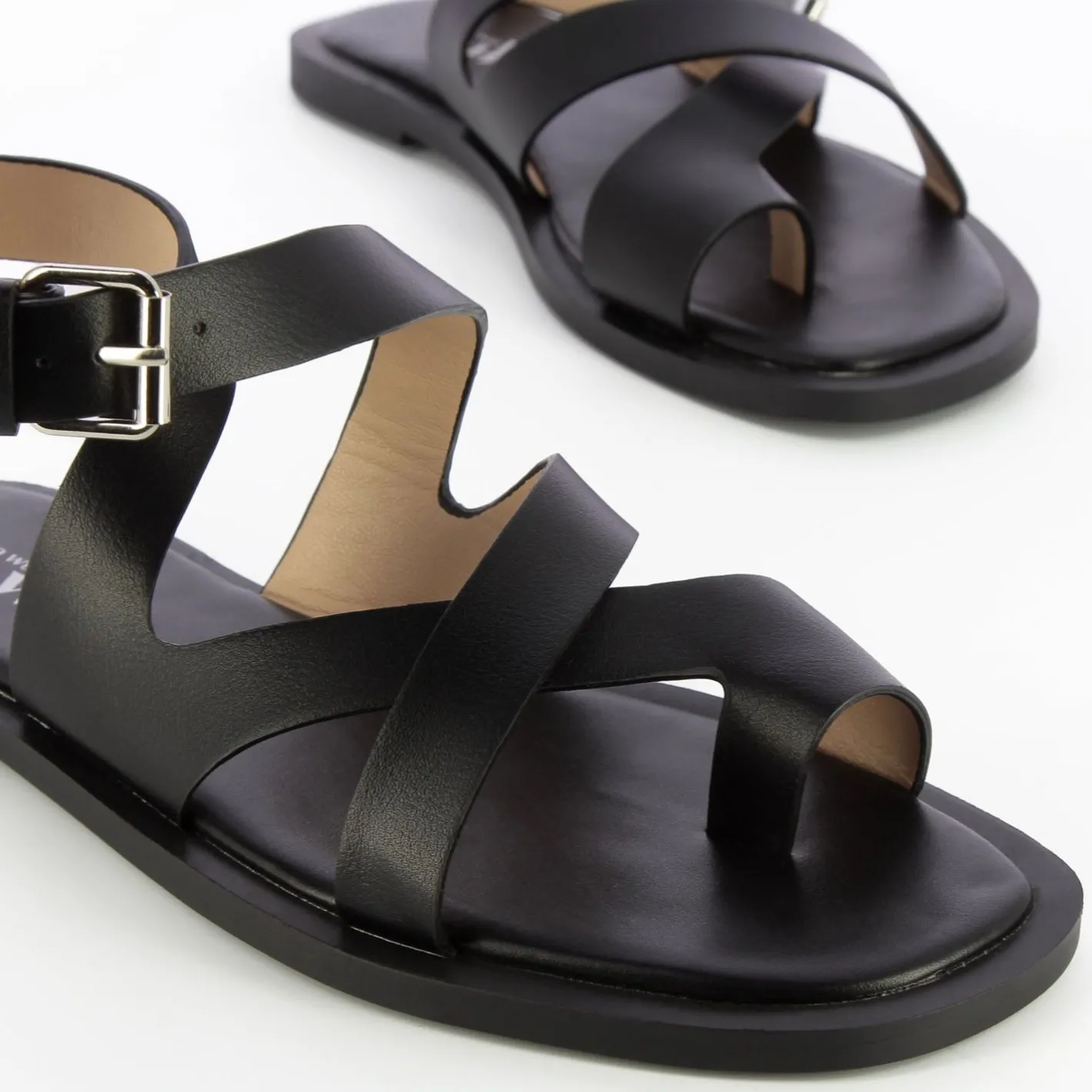 Vanessa Wu Sandales Plates Magali Noires A Passe-Pouce Best